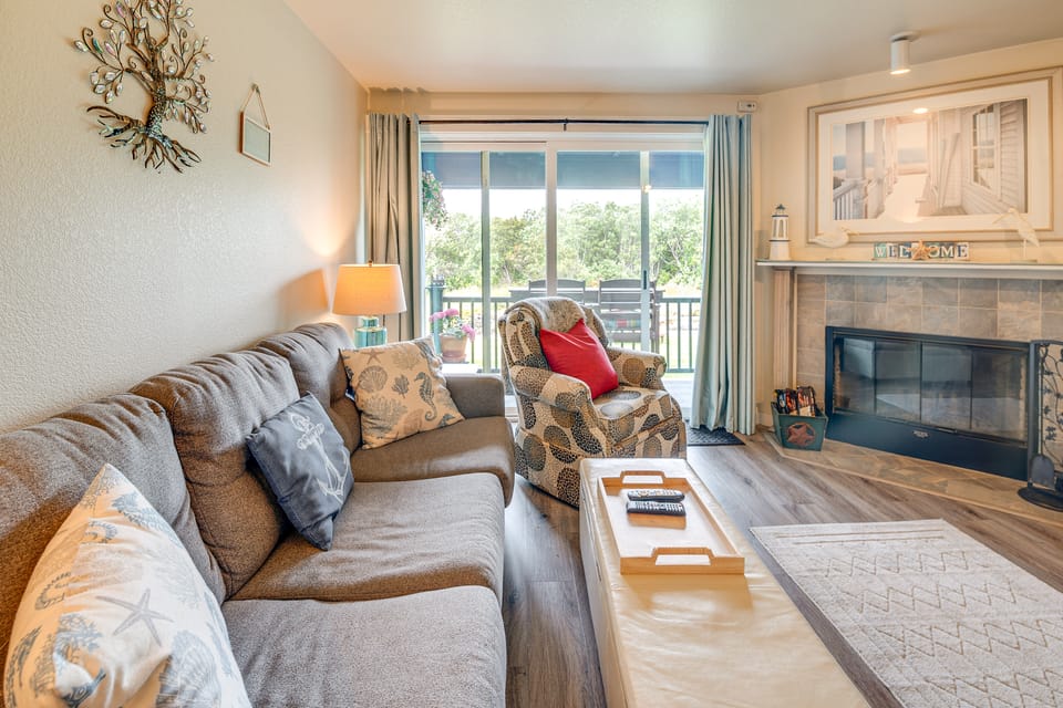 Ocean Shores Condo w/ Balcony < 1 Mi to Beach! Apartment in Ocean Shores