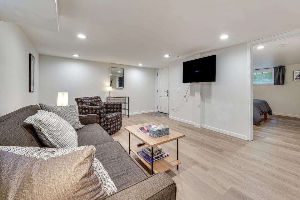 Remodeled Maple Leaf Basement Apt! 7 Mi to Seattle Apartment in Seattle