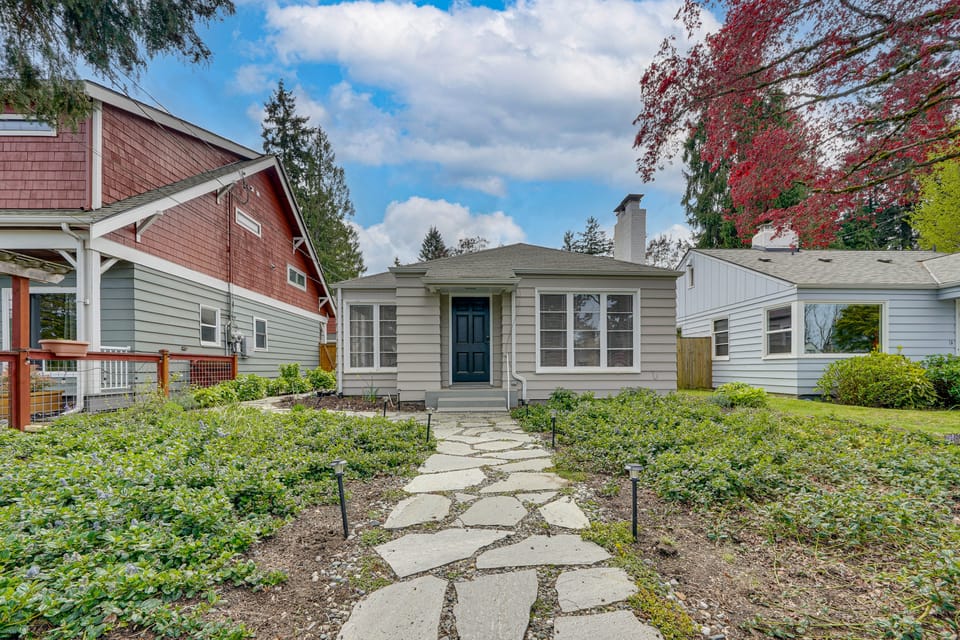 Remodeled Maple Leaf Basement Apt! 7 Mi to Seattle Apartment in Seattle