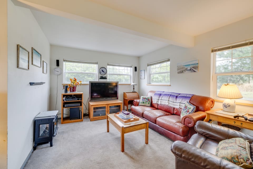 Waterfront Getaway on 10 Acres Near Sunset Beach! House in Washington