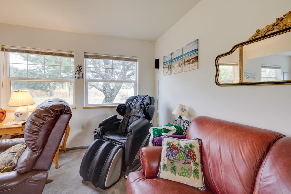 Waterfront Getaway on 10 Acres Near Sunset Beach! House in Washington