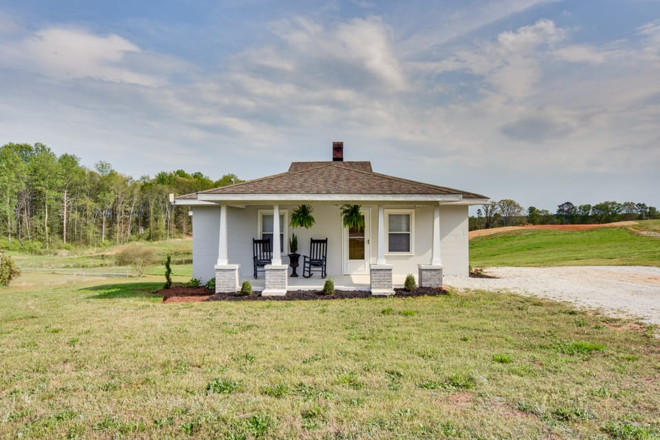 Cozy Fair Play Home w/ Deck 4 Mi to Lake Hartwell! House in Lake Hartwell