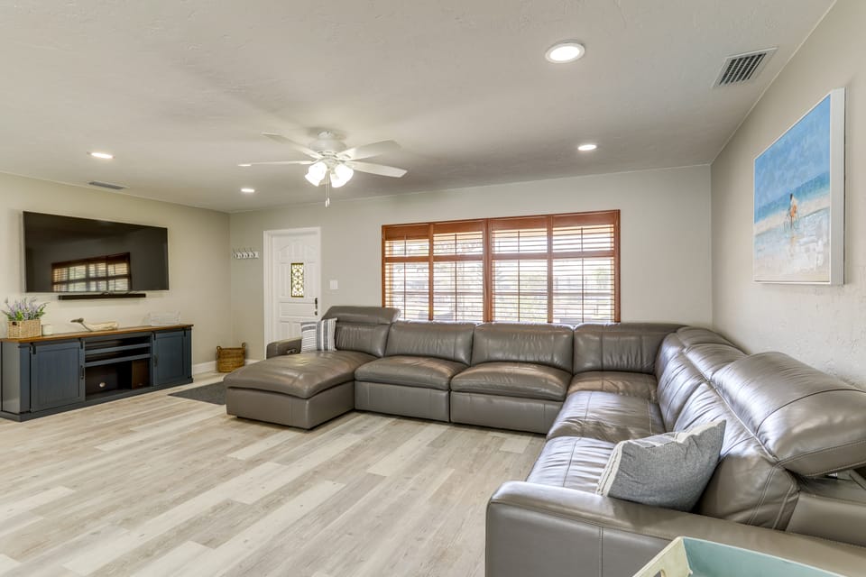 Private Hot Tub: Breezy Seminole Stay! House in Seminole
