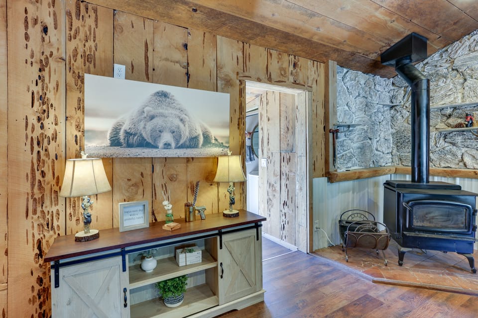 9 Mi to Bass Lake: Cabin w/ Fire Pit in Wishon! House in Sierra Nevada