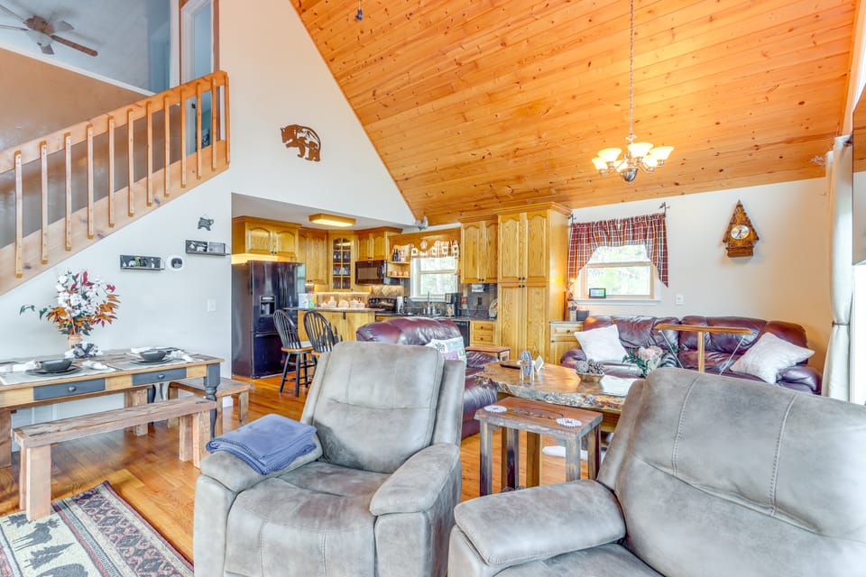Peaceful Cabin Retreat - 9 Mi to Murphy! House in Tennessee