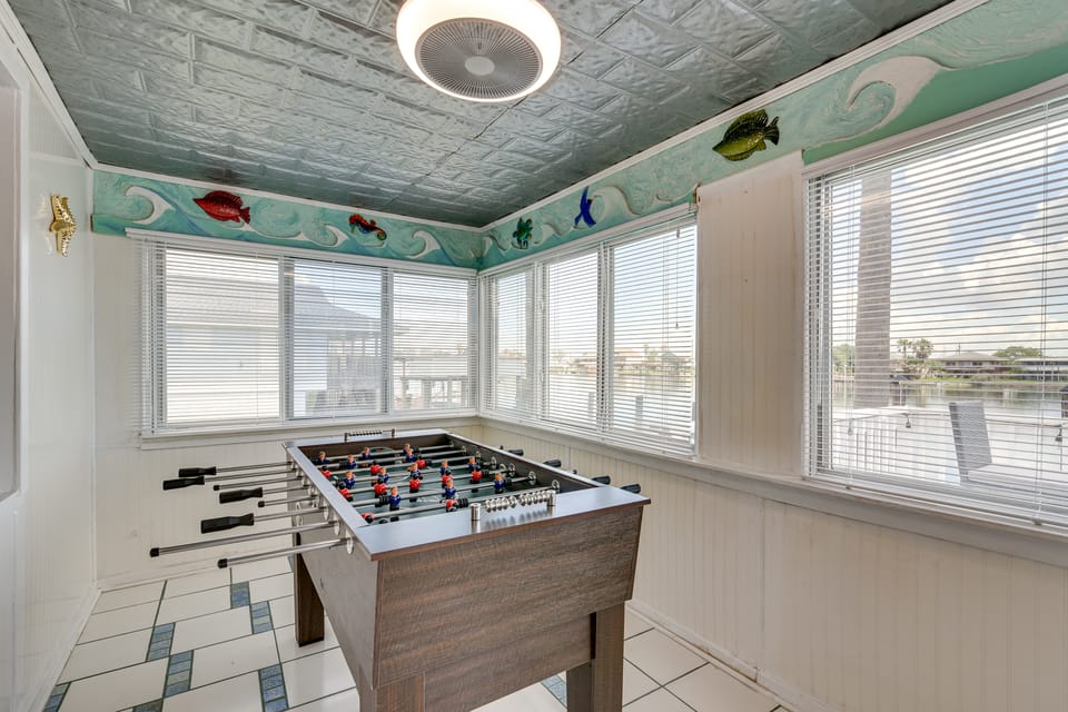 4 Mi to Galveston Beach: Bayside Getaway w/ Deck House in Galveston Island