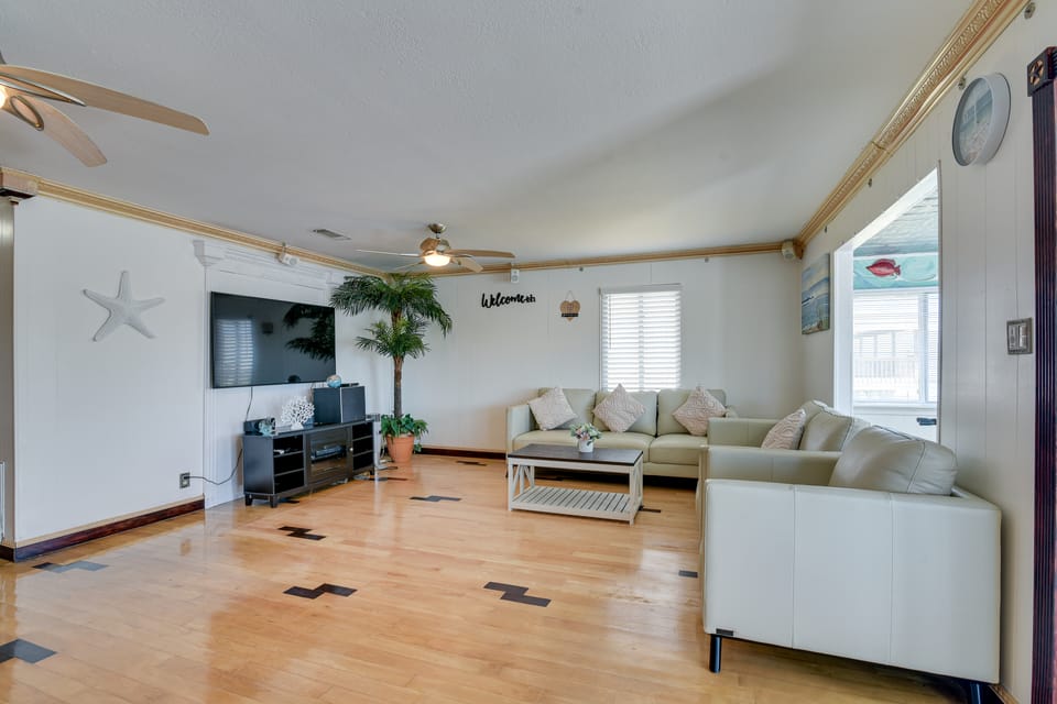 4 Mi to Galveston Beach: Bayside Getaway w/ Deck House in Galveston Island