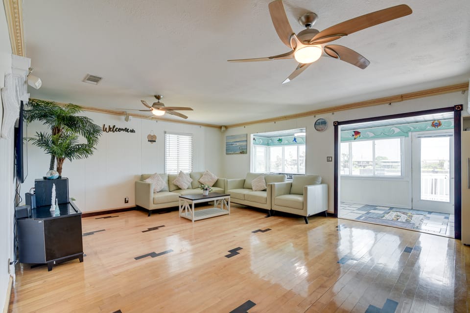 4 Mi to Galveston Beach: Bayside Getaway w/ Deck House in Galveston Island