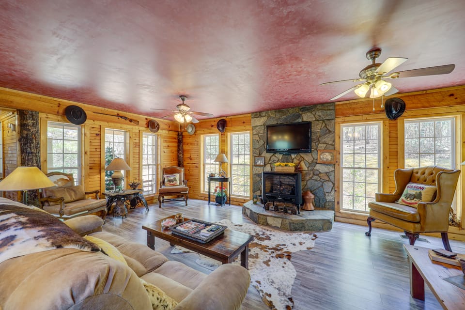 North Carolina Getaway w/ Patio! 26 Mi to Slopes House in Tennessee
