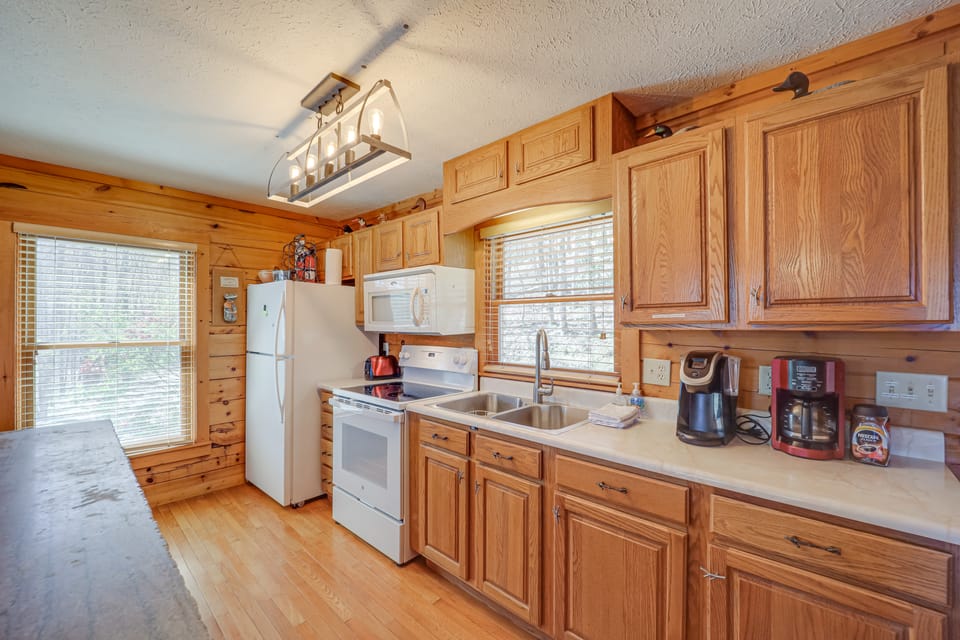 Hike, Sip & Unwind: Mtn-View Gem in Banner Elk! House in Watauga