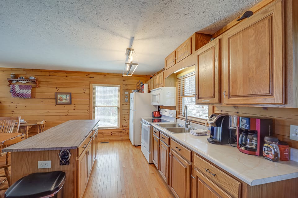Hike, Sip & Unwind: Mtn-View Gem in Banner Elk! House in Watauga