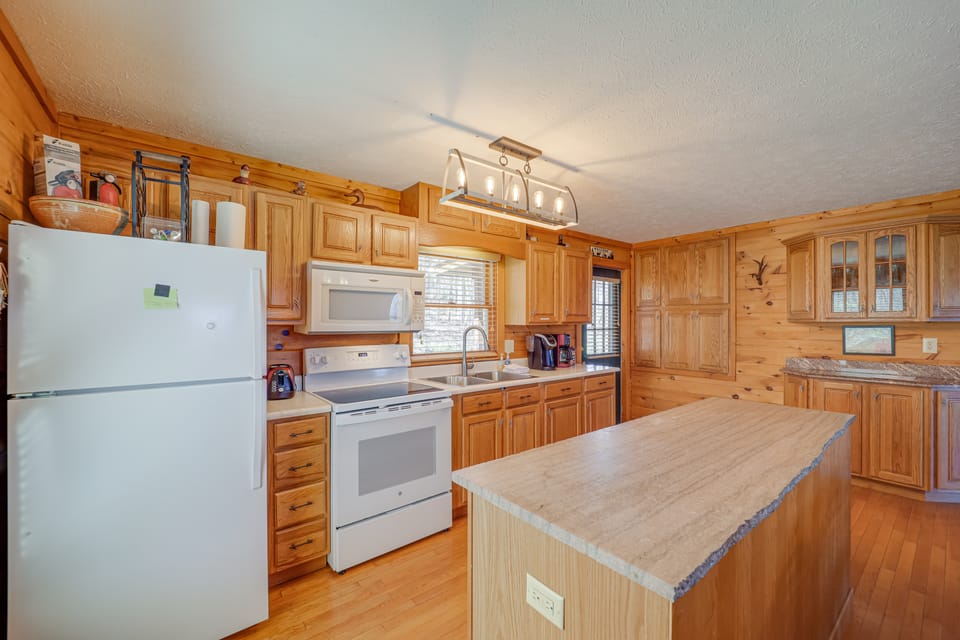 Hike, Sip & Unwind: Mtn-View Gem in Banner Elk! House in Watauga