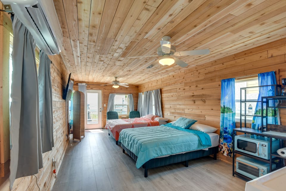 1 Mi to Ocean: Colorful Freeport Beach Rental! Apartment in Surfside Beach