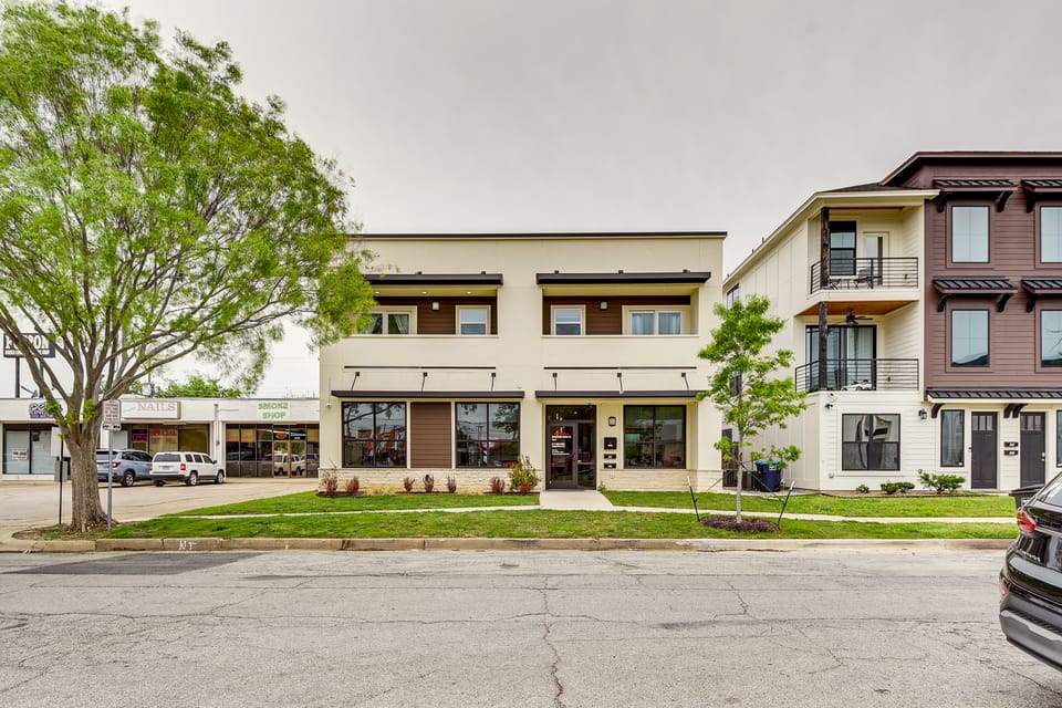 Steps to TCU Campus: Modern Fort Worth Apt Apartment in Fort Worth