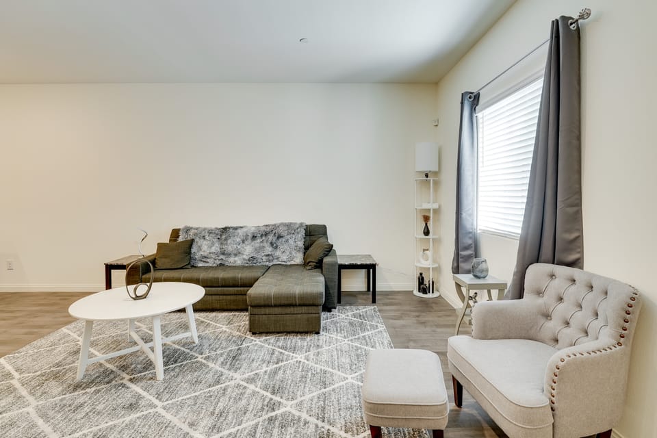 Inviting Henderson Townhome w/ Community Pool! Apartment in Henderson