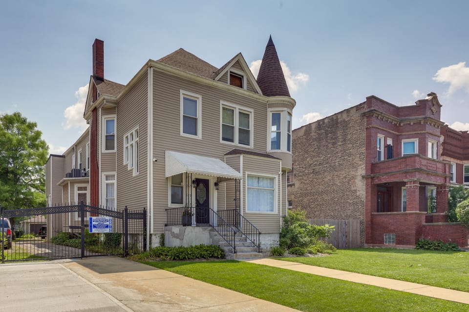 Spacious Chicago Condo w/ Deck < 9 Mi to Downtown! Apartment in Chicago