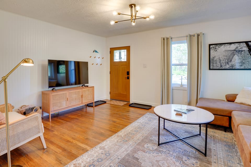 Mid-Century Modern Fayetteville Home Close to Town House in Fayetteville
