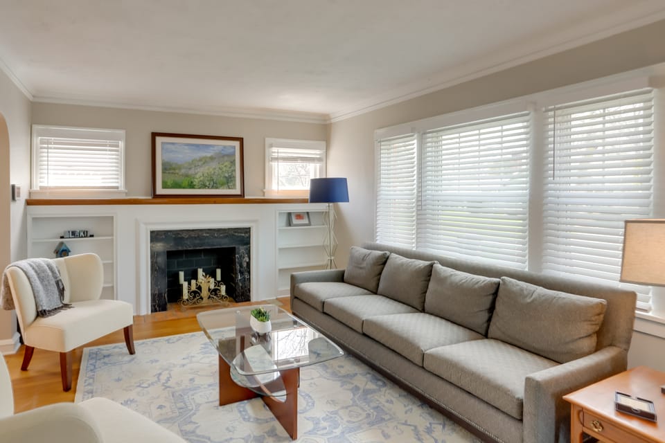 Walk to Lake Erie: Chic Home, Private Yard & Deck House in Lake Erie