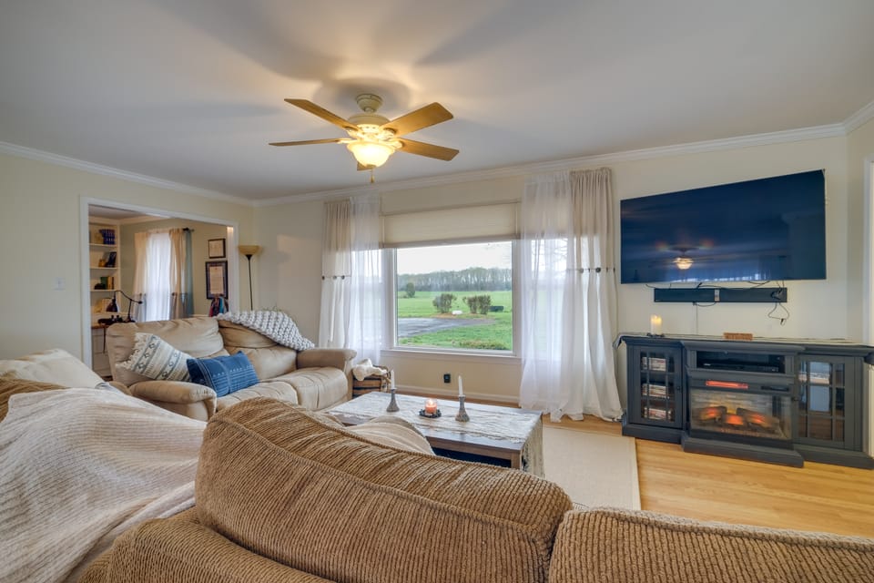 Deck & Pasture Views! Bealeton Farmhouse Escape House in Shenandoah Valley
