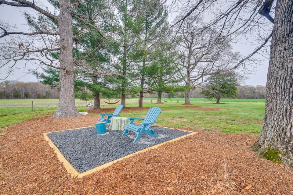 Deck & Pasture Views! Bealeton Farmhouse Escape House in Shenandoah Valley