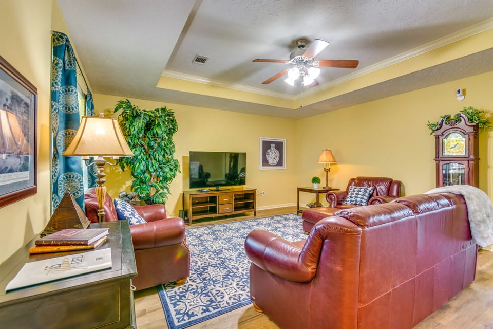 2 Mi to UCA: Group Getaway w/ Private Yard! House in Conway