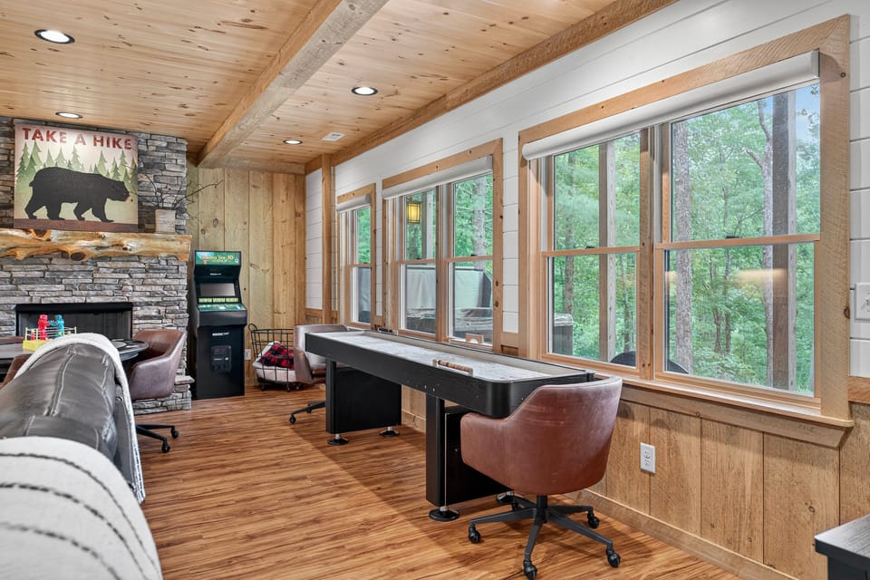 Luxury Mineral Bluff Cabin with Deck & Hot Tub! House in Georgia