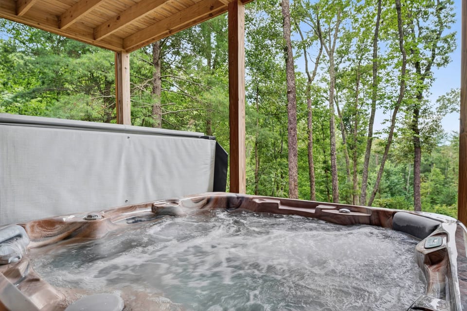 Luxury Mineral Bluff Cabin with Deck & Hot Tub! House in Georgia
