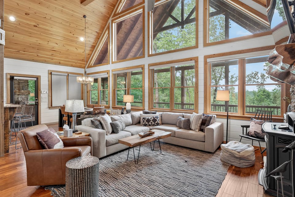 Luxury Mineral Bluff Cabin with Deck & Hot Tub! House in Georgia