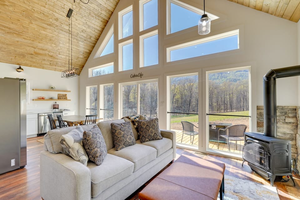 Modern Appalachian Vacation Rental w/ River Access House in Kentucky