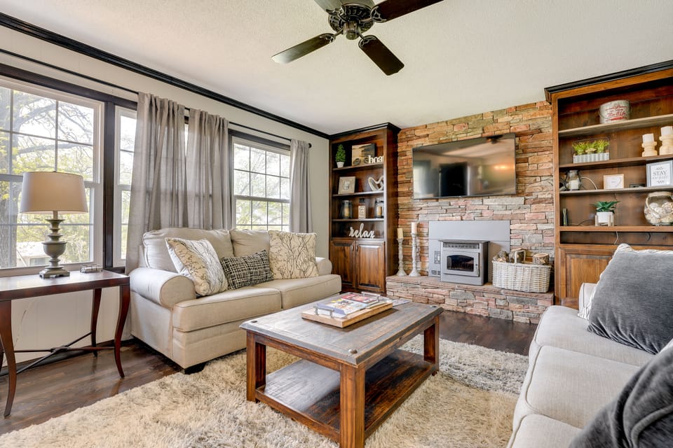 Walk to Table Rock Lake! Family Home w/ Porch House in Shell Knob