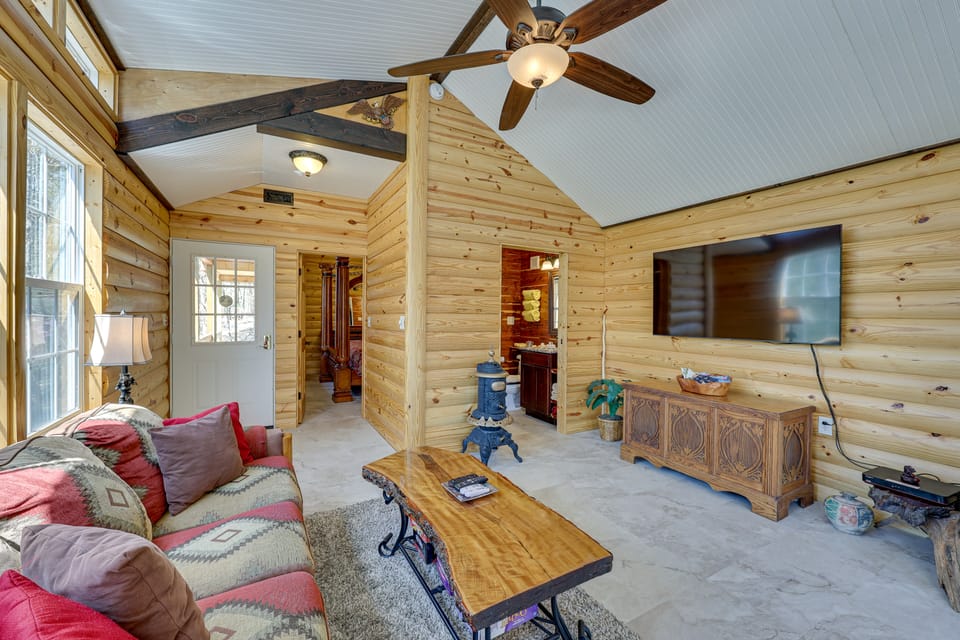 Cliffside Eureka Springs Cabin w/ Beaver Lake View House in Beaver Lake
