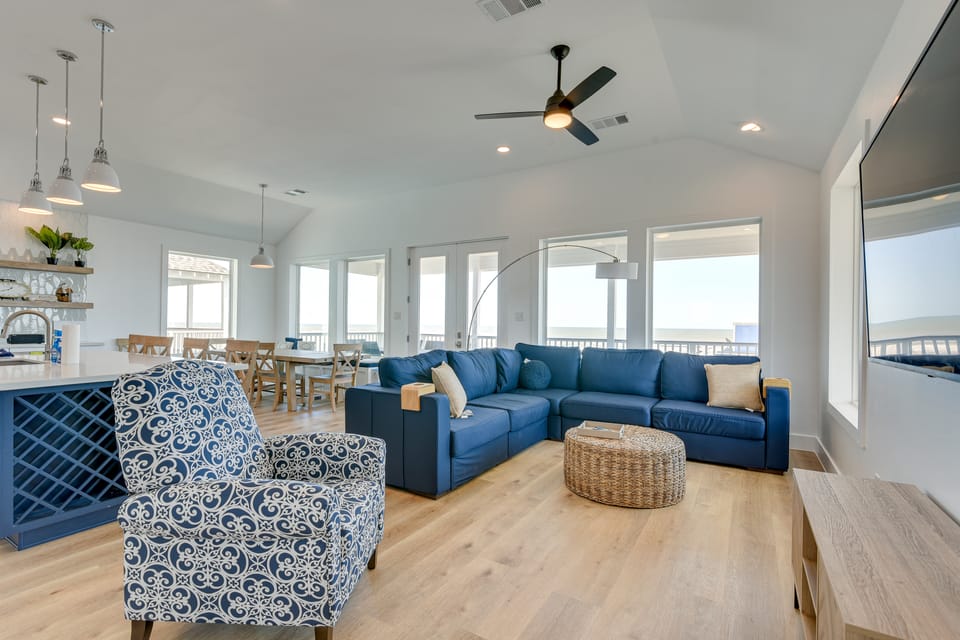 Ocean Views, Steps to Sand! Coastal Galveston Gem House in Galveston Island