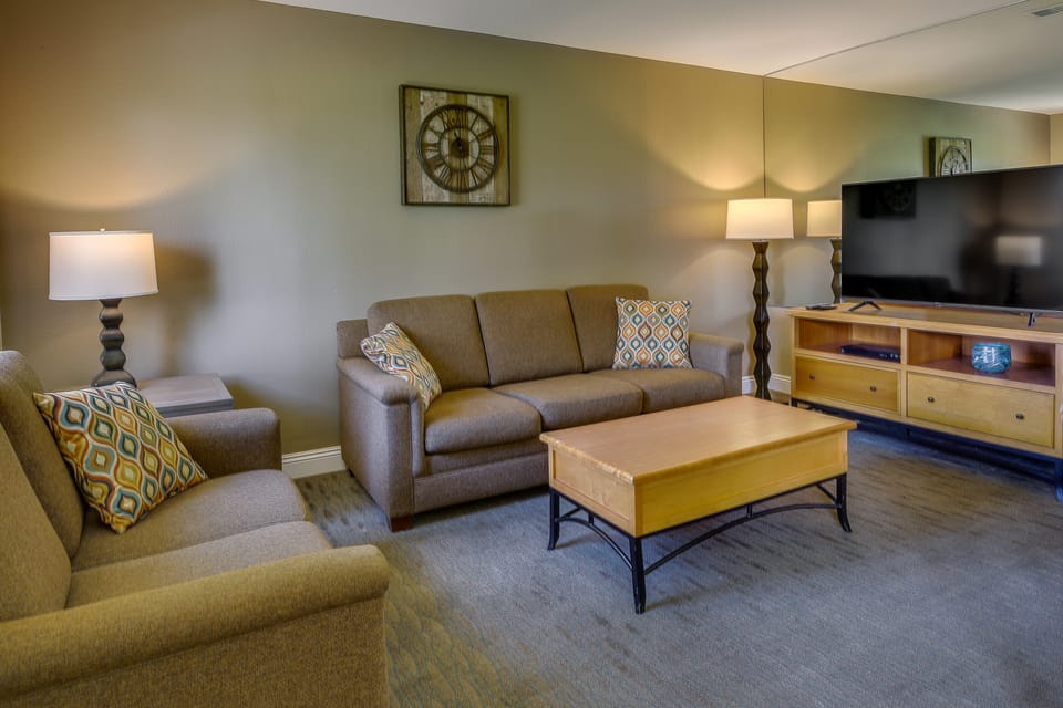 Summer Desert Oasis! Pool, Patio & Fast WiFi Apartment in Indio