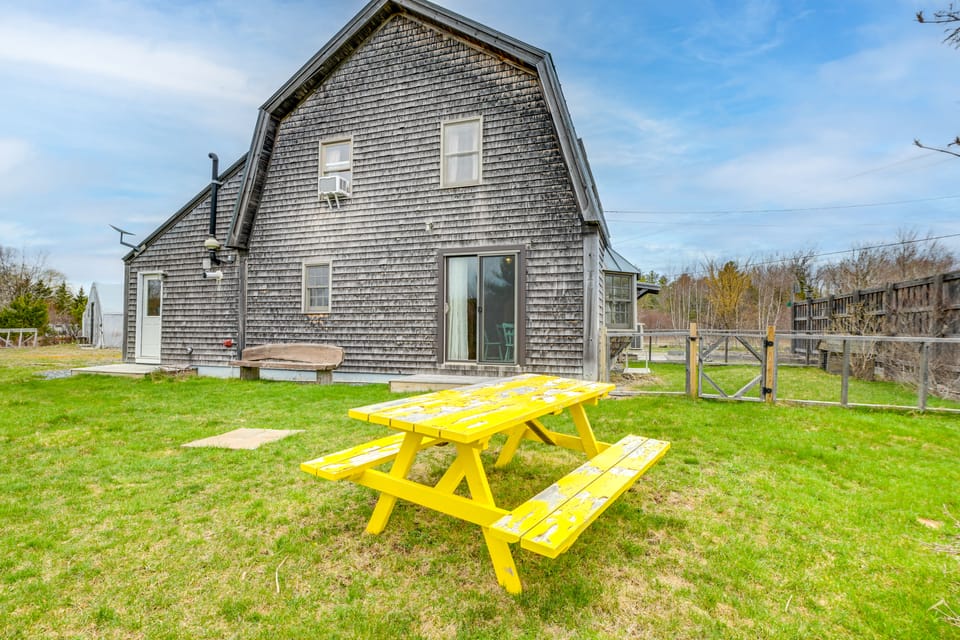 Cozy Pet-Friendly Cottage Near Fort Knox & Acadia Cottage in Maine