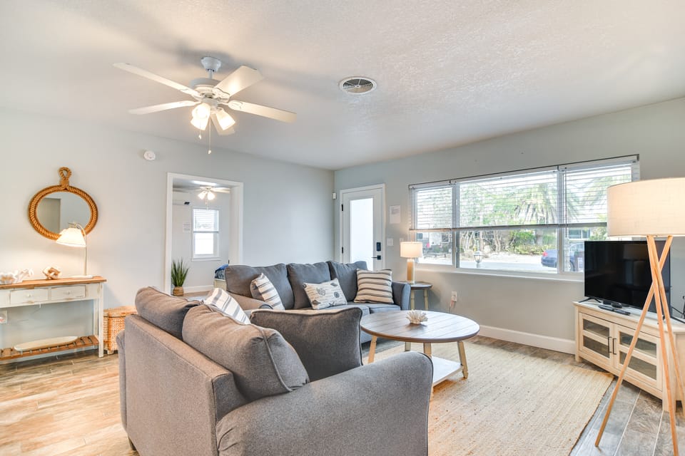 Pool, Swim Dock, Golf Cart! Ultimate Beach Retreat House in Indian Rocks Beach