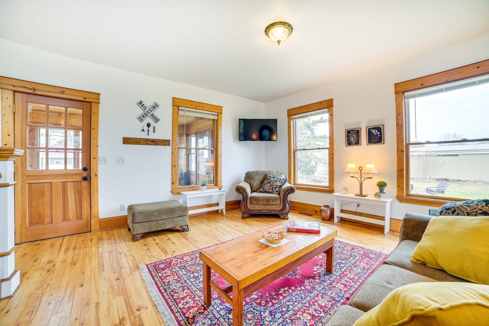 Snowmobiling Hub! Mackinaw City Home 3 Mi to Beach House in Mackinaw City