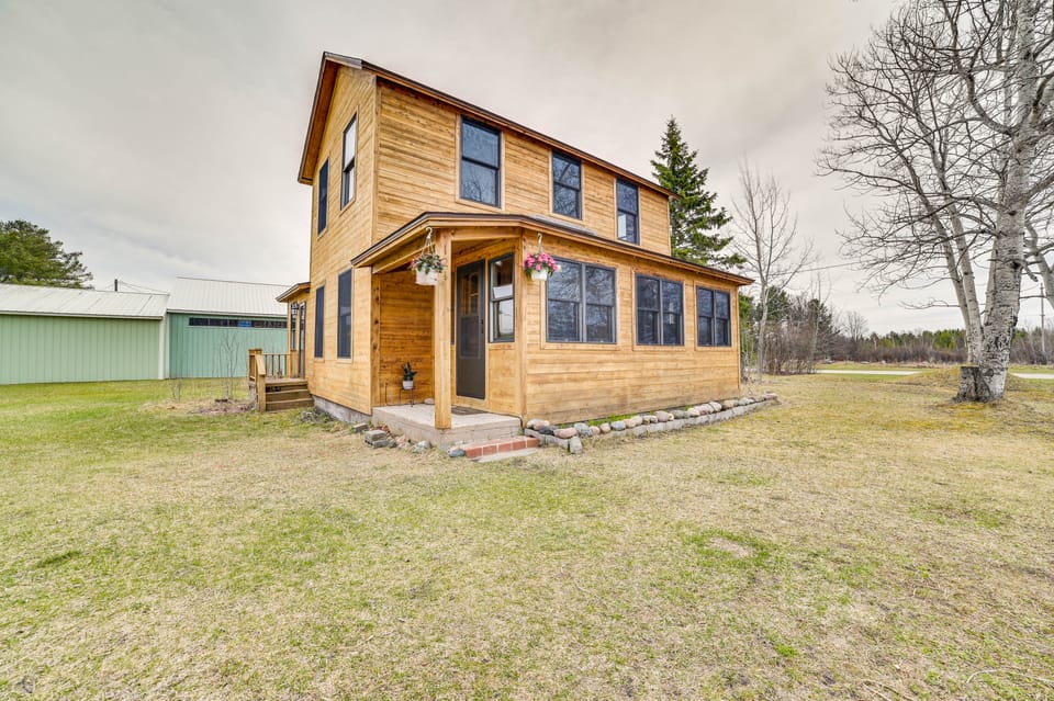Snowmobiling Hub! Mackinaw City Home 3 Mi to Beach House in Mackinaw City