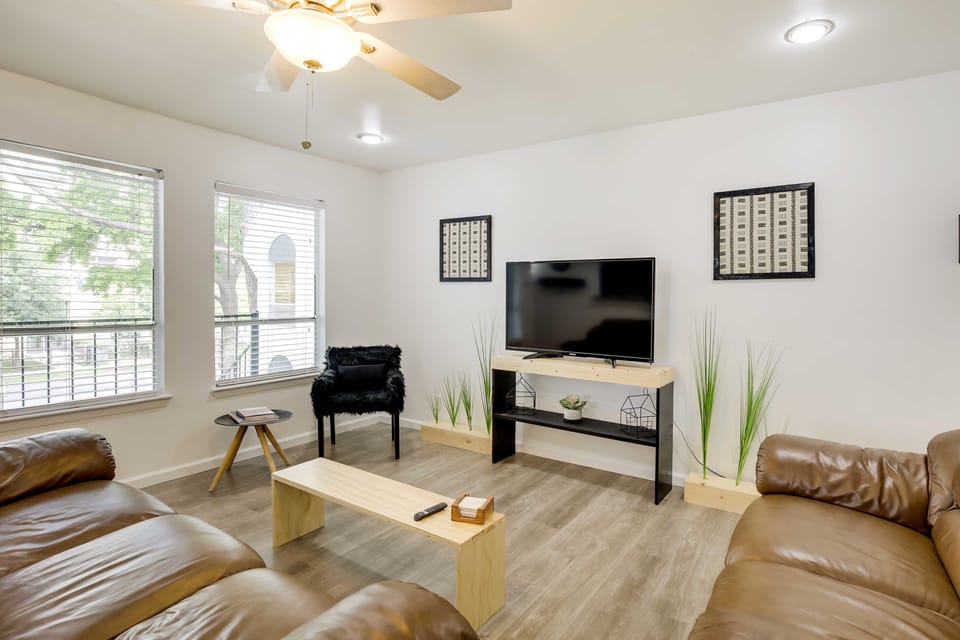 Serene Dallas Condo w/ Pool - Walkable Location! Apartment in Dallas