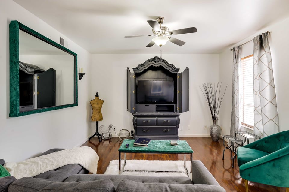 Chic Dallas Condo w/ Pool, Walk to Knox Street! Apartment in Dallas