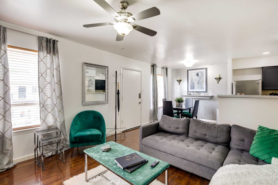 Chic Dallas Condo w/ Pool, Walk to Knox Street! Apartment in Dallas
