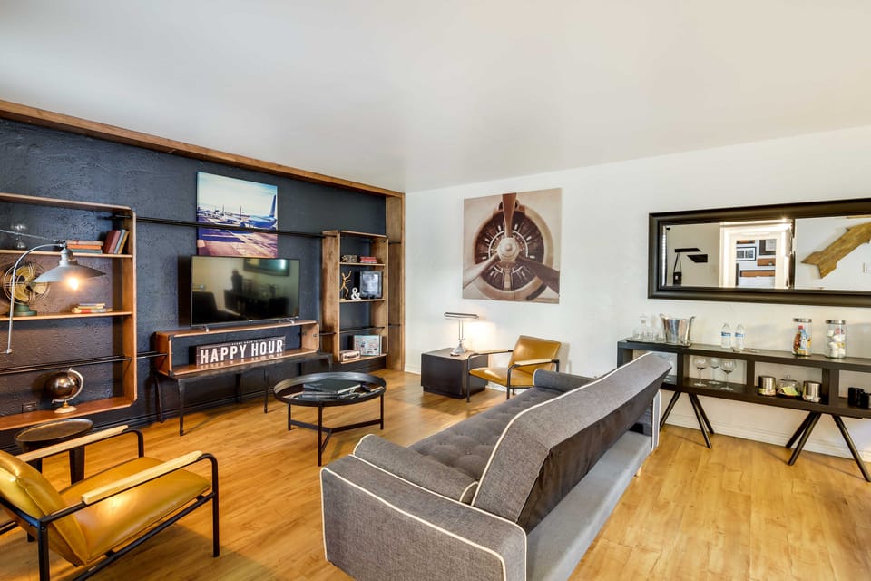 Contemporary Dallas Condo w/ Pool Access! Apartment in Dallas