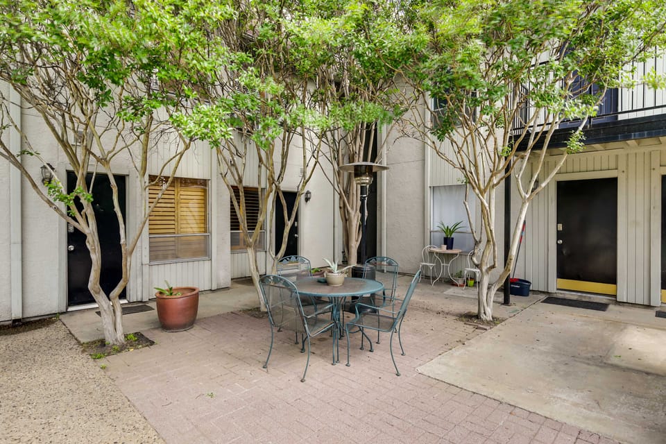 Walkable Dallas Vacation Rental w/ Community Pool! Apartment in Dallas