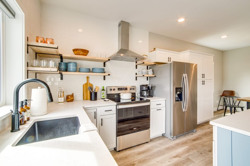 Charming Florence Home w/ Fire Pit & River Views! House in Oregon