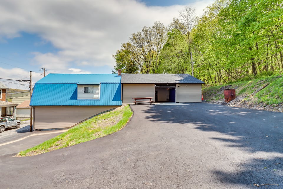7 Mi to Whitewater Rafting: Cozy Lansford Cabin! House in Pocono Mountains