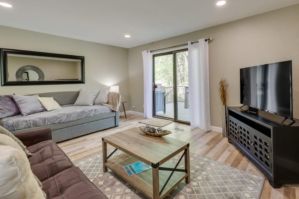 Bella Vista Townhome w/ Deck Near Back 40 Trails! Apartment in Bella Vista