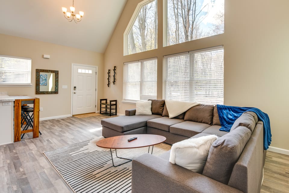 Hike & Ski: Pocono Lake Home w/ Community Perks! House in Coolbaugh Township