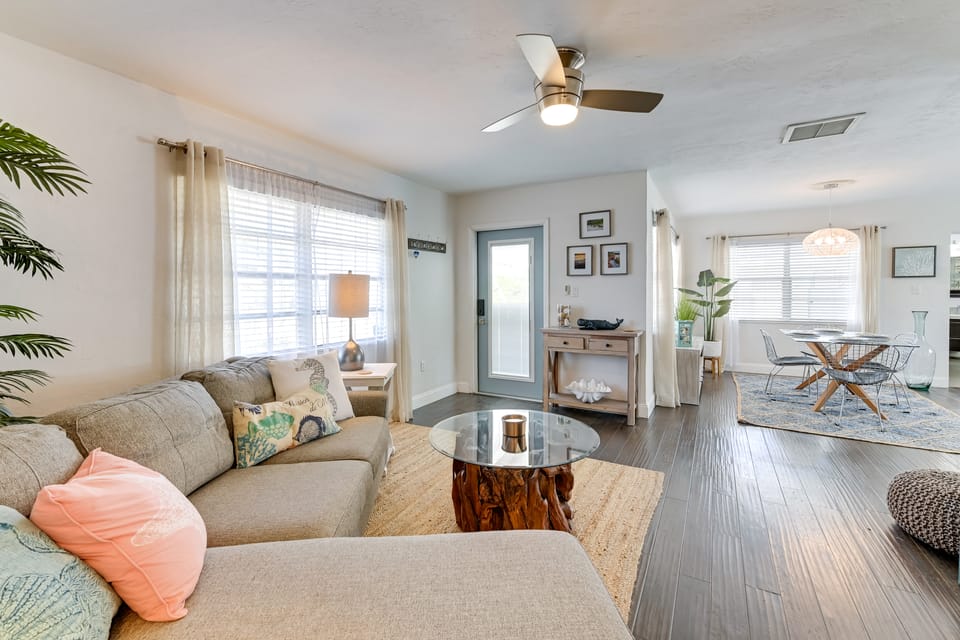 4 Mi to Siesta Key Beach: Sunny Home w/ Hot Tub! House in Gulf Gate Estates