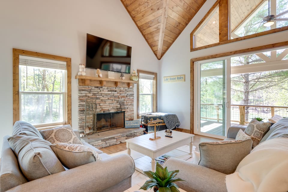'Lakeside Paradise' in Ellijay: Hot Tub, Fire Pit Cottage in Georgia