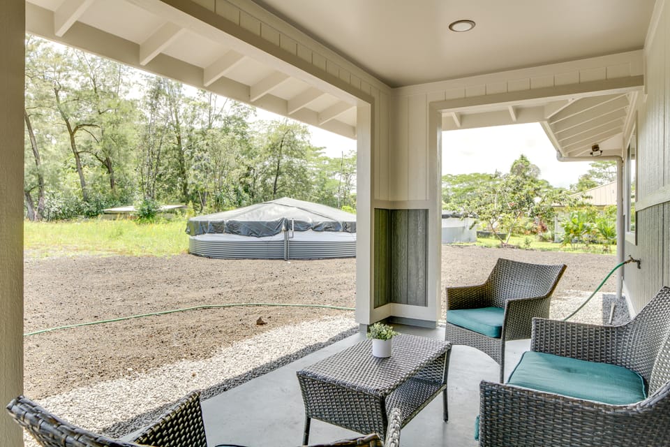 3 Mi to Shipman Beach! Family Getaway w/ Patio House in Hawaiian Paradise Park