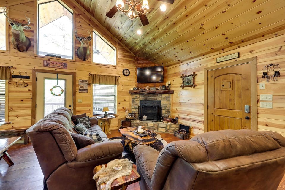 Pet-Friendly Broken Bow Cabin w/ Fire Pit! House in Broken Bow